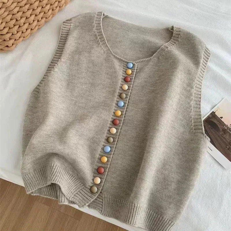 Maribele – Pletená vesta s barevnými knoflíky
